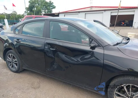 2022 Kia Forte Lxs z USA, uszkodzony, nr VIN 3KPF24AD7NE462499